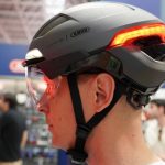 Abus HYP E : clignotants, feu stop, visière pour un casque vélo tout en un