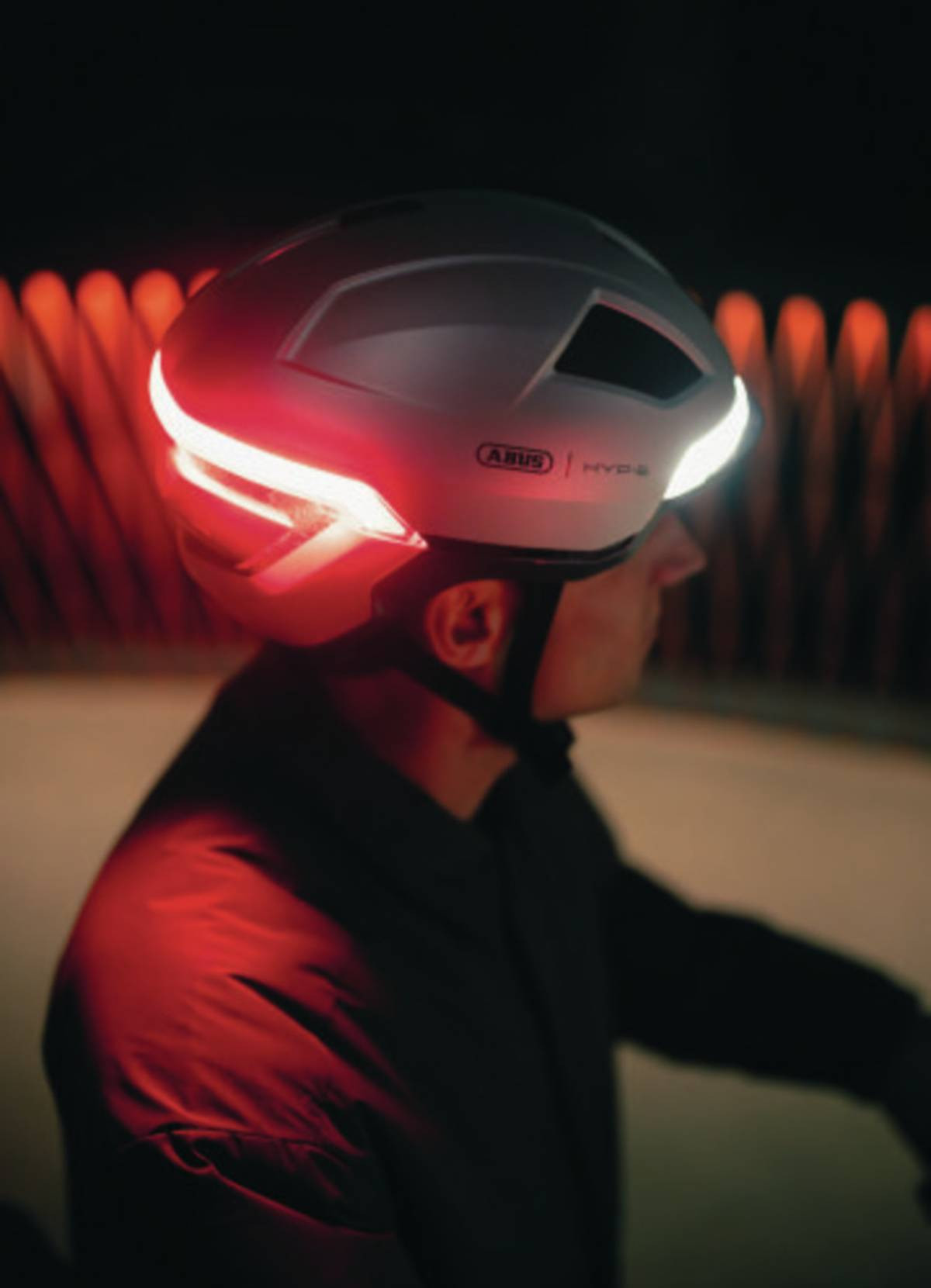 abus-casque-velo-204wuf-1.jpg Casque HYP E visière feu stop et clignotants Abus – Image 1