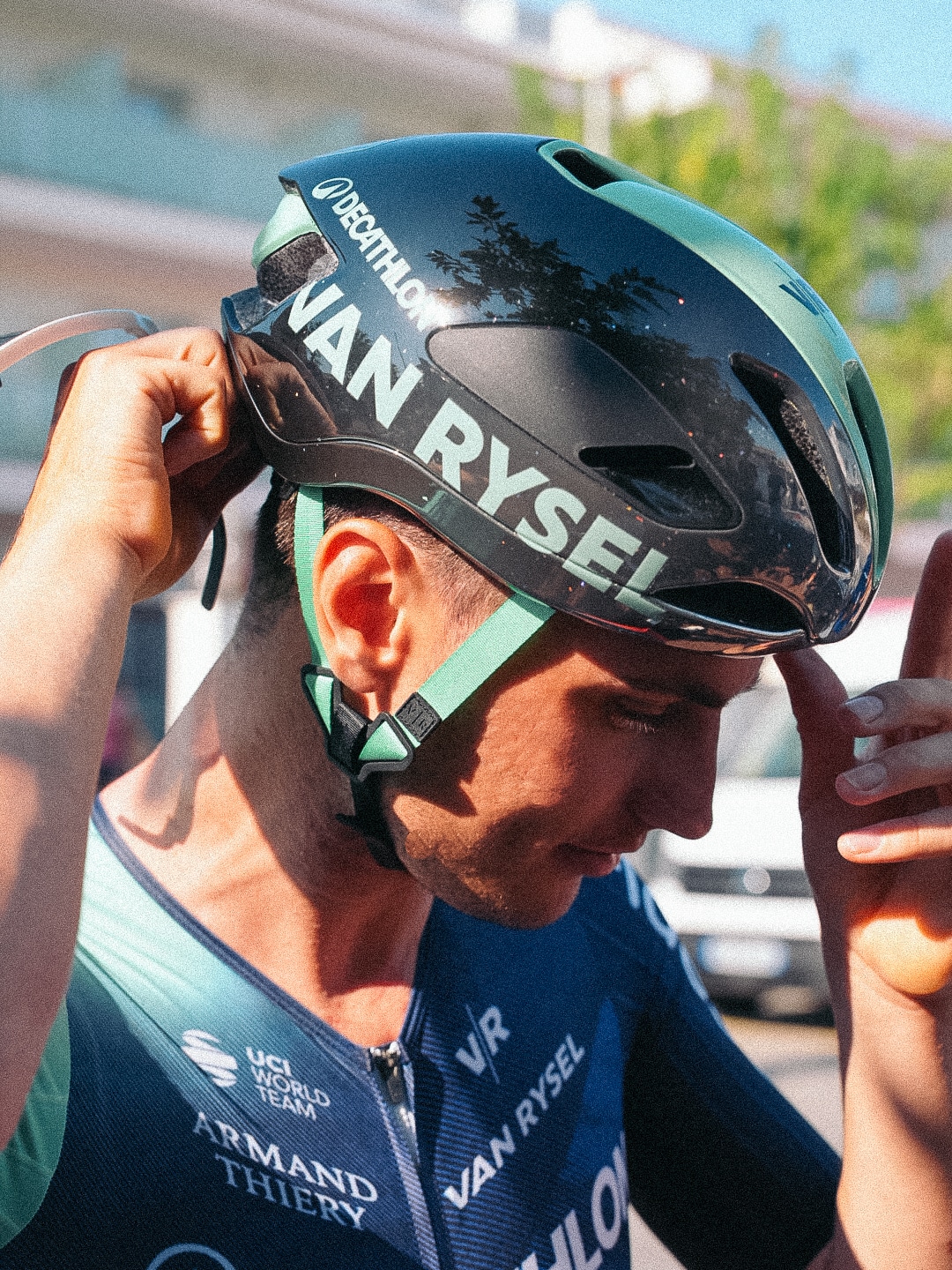casque-van-rysel-119pzu-1.jpg Le casque Van Rysel « Signature Edition » TDF 2026 Etape 5 – Image 1