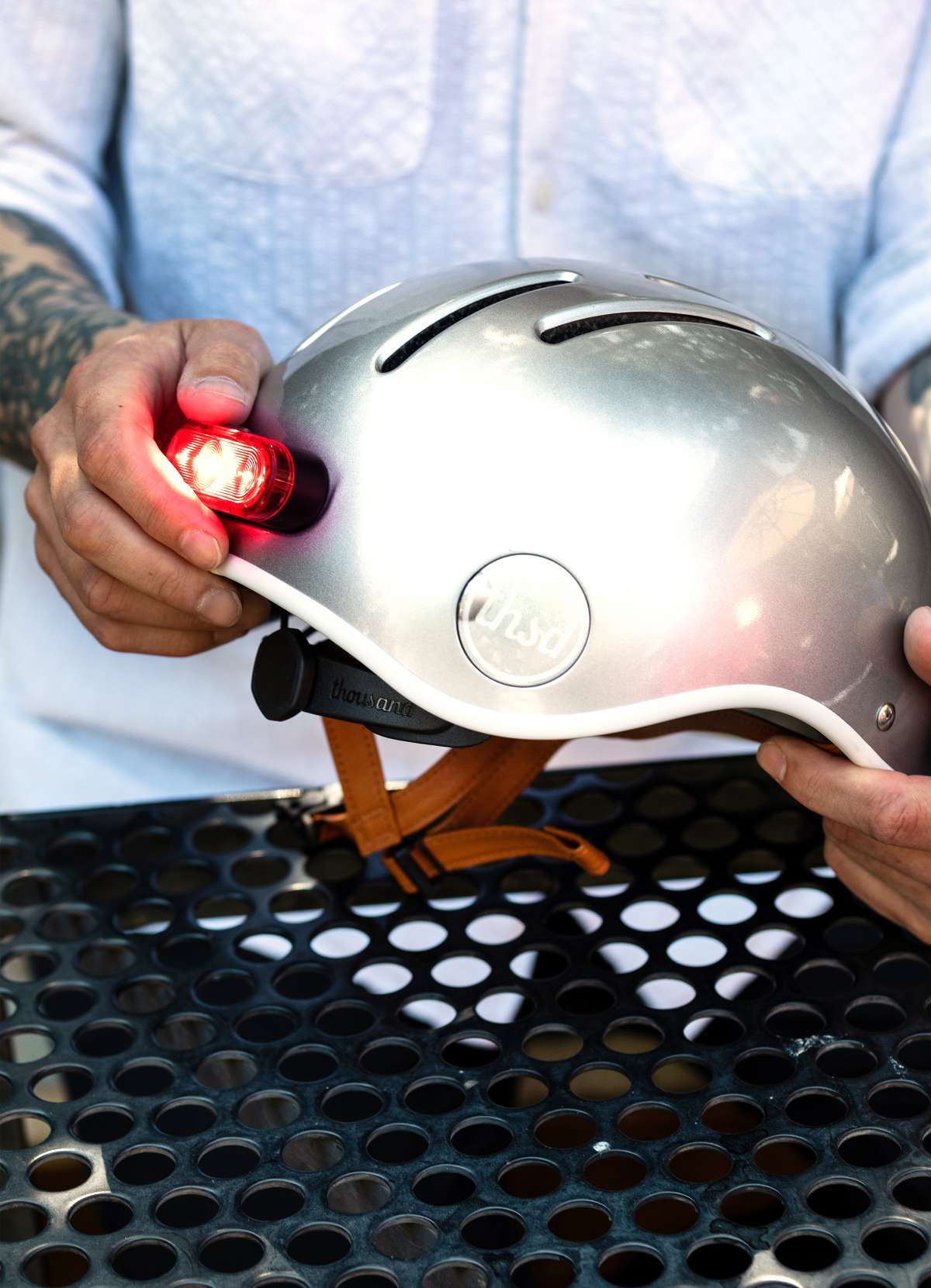 lumiere-pour-velo-394dgy.jpg Eclairage arrière magnétique pour casque Heritage 2.0 Thousand – Image 1