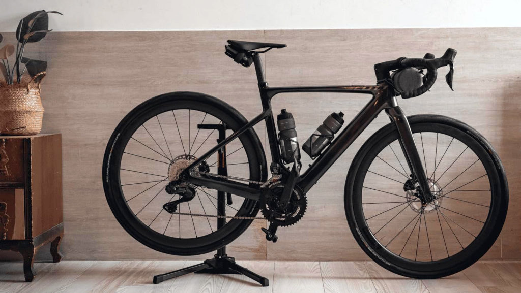 pompe-a-velo-369fjs.jpg Cette astucieuse pompe vélo fait aussi pied d'atelier pour l'entretien et les réparations – Image 1
