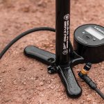 Quelle pompe vélo pour gonfler rapidement un pneu route ?