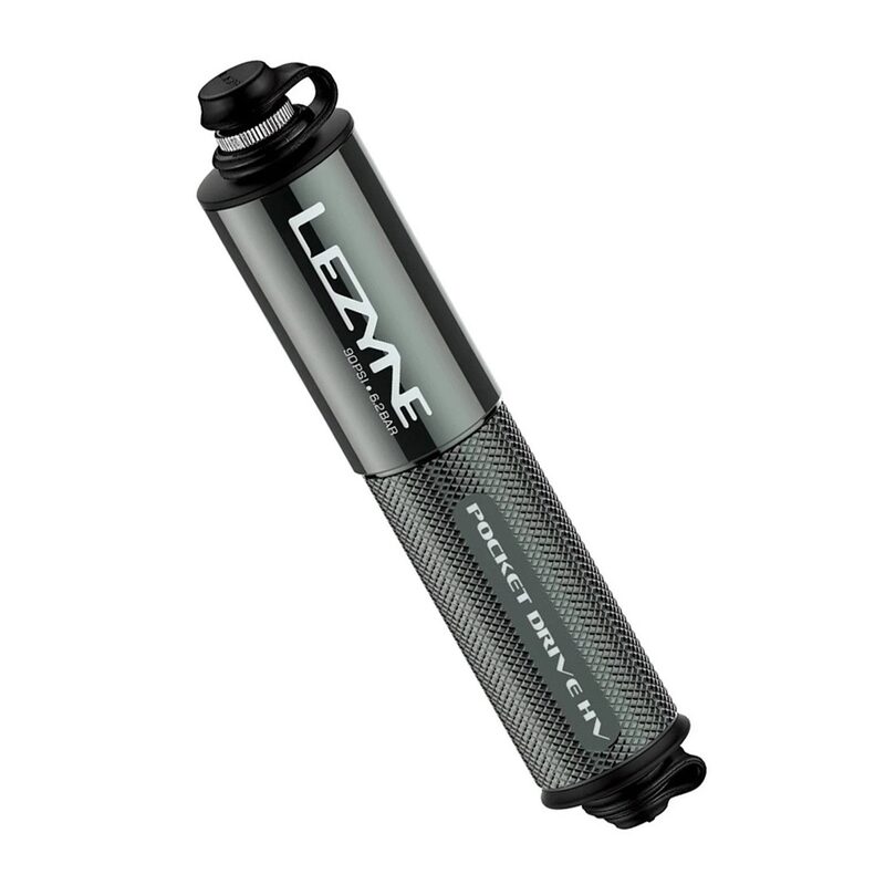 pompe-velo-668fbb.jpg Pompe à main vélo Lezyne Pocket HV pour VTT noire ou grise 6.2 bar – Image 1