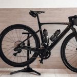 Cette astucieuse pompe vélo fait aussi pied d'atelier pour l'entretien et les réparations