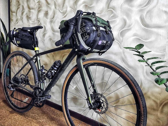 sac-de-velo-079tnc.jpg Sac vélo voyage personnalisé. Sac de guidon. Sac de vélo pour tente / sac de couchage à l'avant du vélo! Bikepacking Pour les balades à vélo ! Etsy France – Image 1