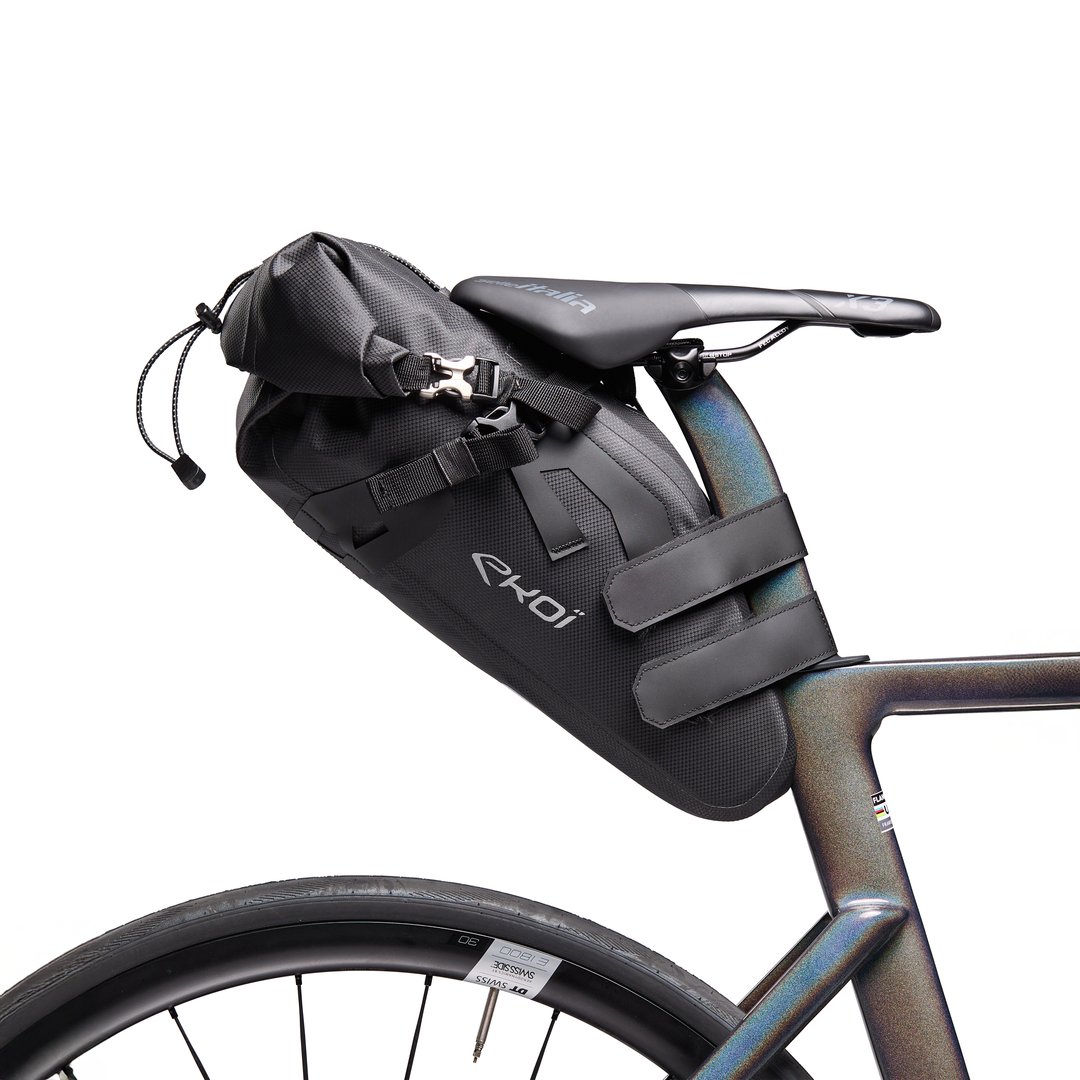 sacoche-de-selle-velo-486oyt.jpg Sacoche selle EKOI Racing GRAVEL BIKEPACKING EXPLORER Noir 14L EKOI – Image 1