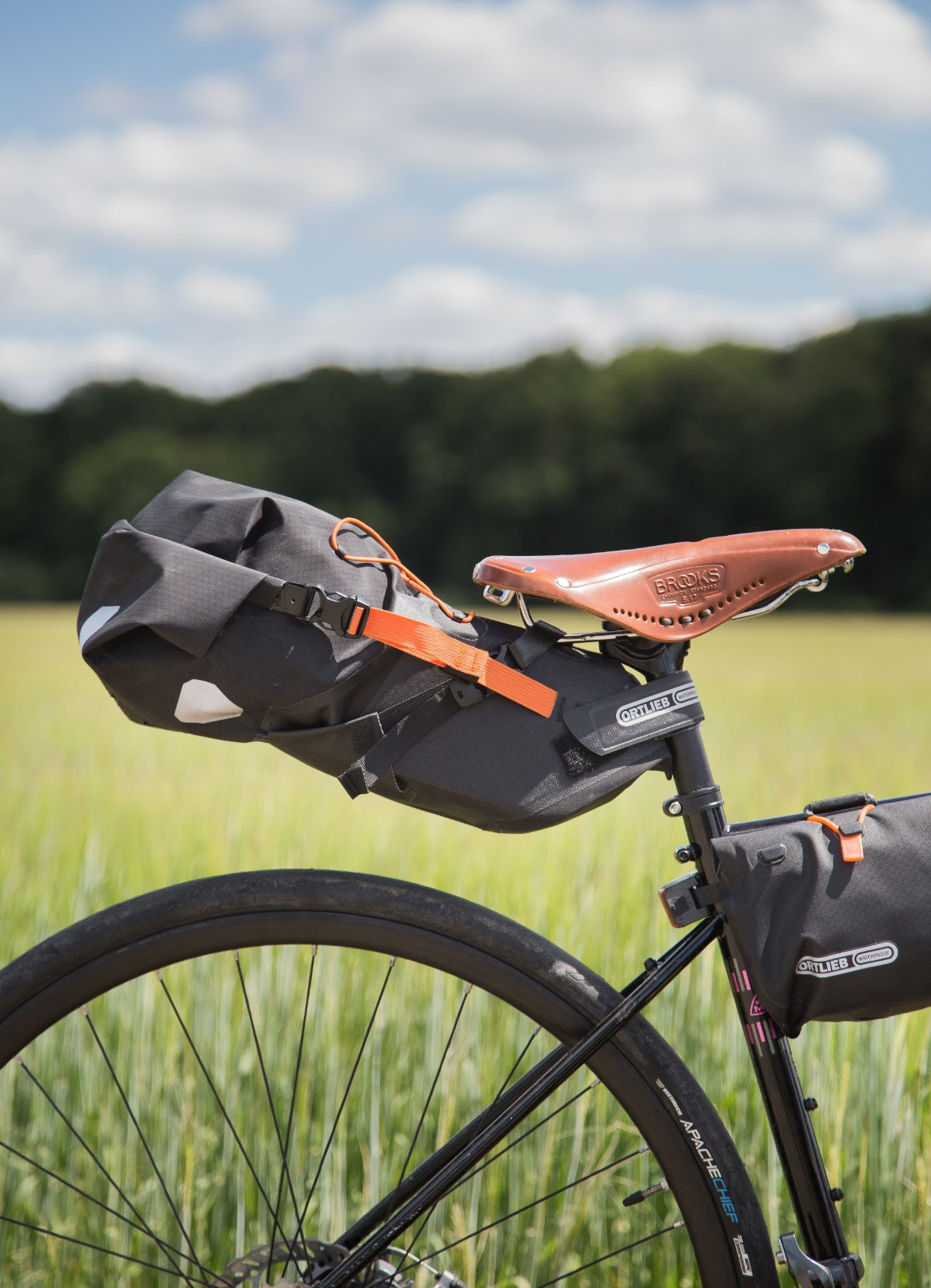 sacoche-de-selle-velo-949uds.jpg Sacoche de selle Bikepacking Ortlieb | JE SUIS À VÉLO – Image 1