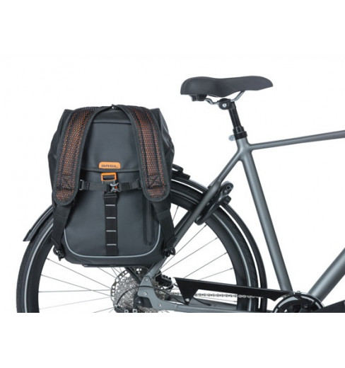 sacoche-sac-a-dos-velo-785chn.jpg Sac à dos vélo arrière porte bagage BASIL Miles Tarpaulin Nordlicht 17 L – Image 1