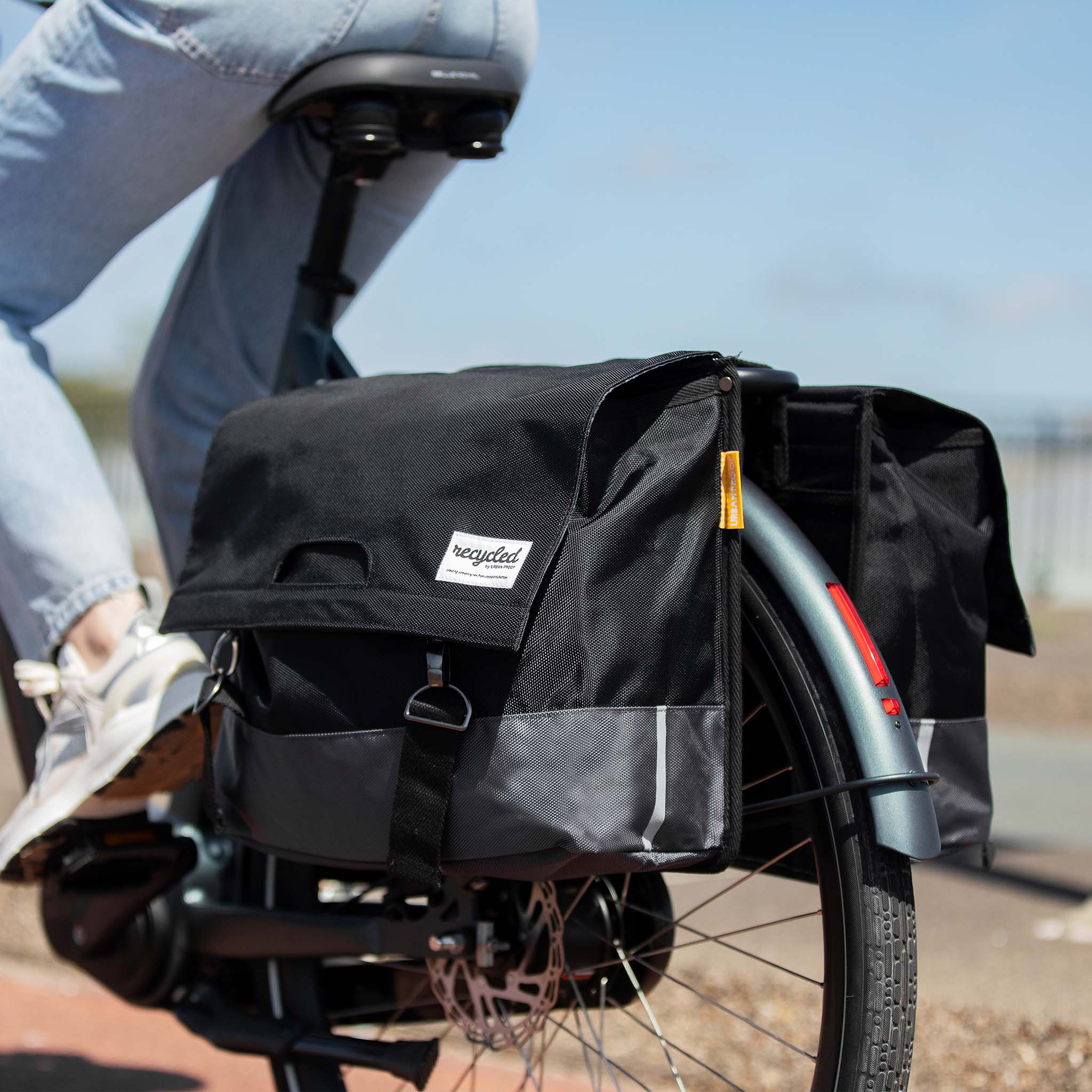 sacoche-velo-etanche-553rtu.jpg Sacoche vélo imperméable noir (grand volume) – Image 1