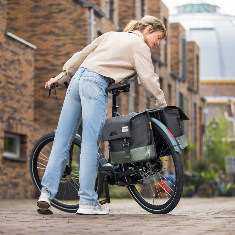 sacoches-velo-porte-bagage-174tpo-1.jpg Double Sacoche UrbanProof Recycled Noir – Image 1