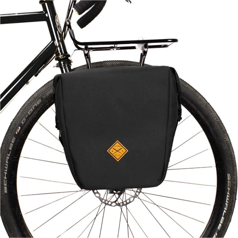 sacoches-velo-porte-bagage-336iao-1.jpg Sacoche vélo imperméable pour porte bagages Restrap Pannier Small 13 L – Image 1