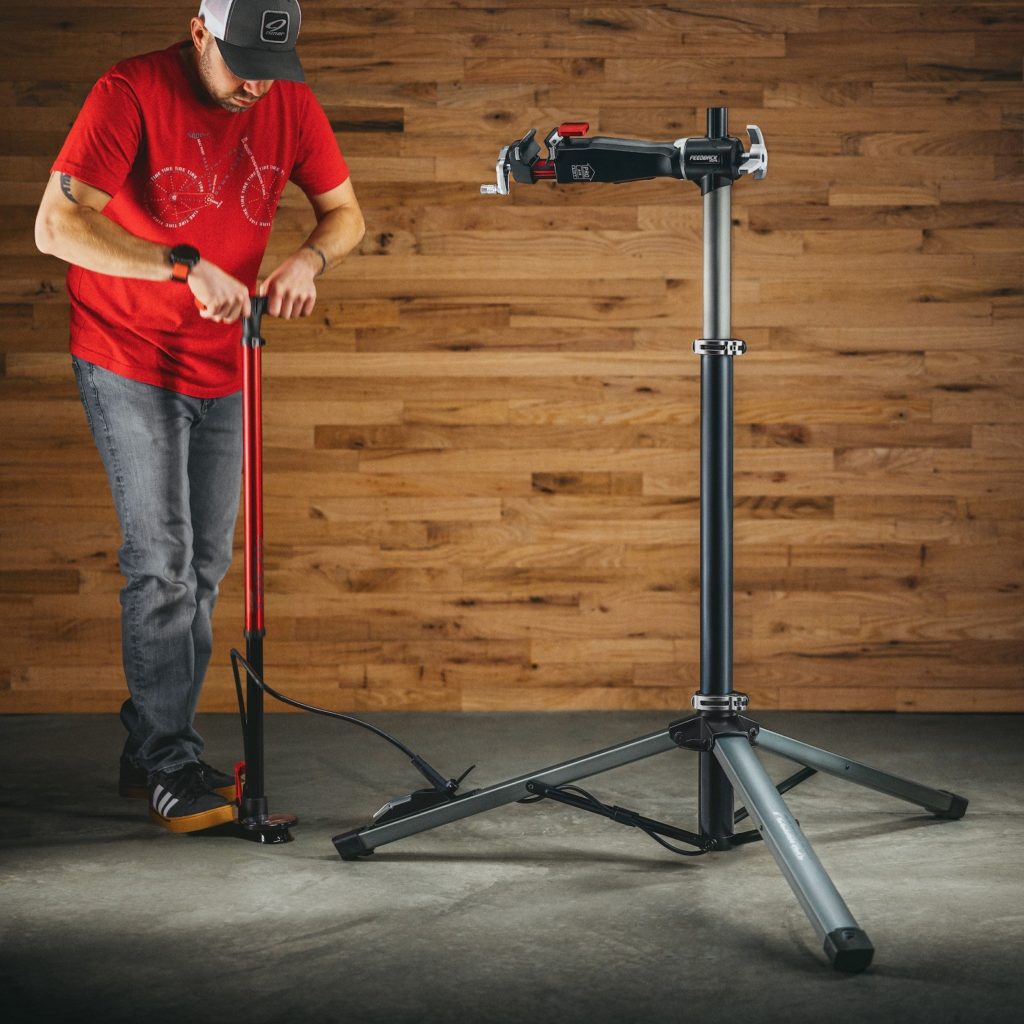 support-atelier-velo-991ikm-1.jpg Ce pied d'atelier vélo soulève du lourd sans effort et sans électricité avec son système pneumatique – Image 1